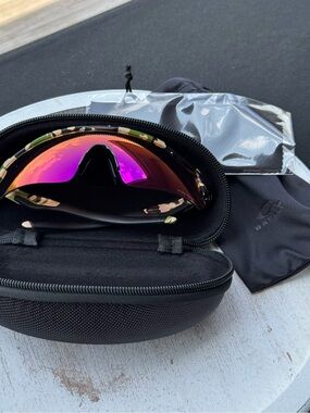 NWOT Oakley Shield Sunglasses with Pink Purple Mirrored Lens Black Frame Accents